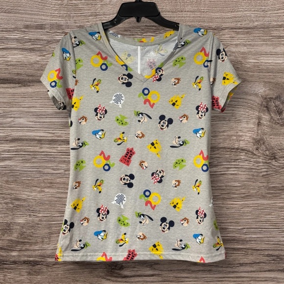 Like new! Disney Parks Mickey and Friends 2020 T Shirt M - Picture 1 of 4